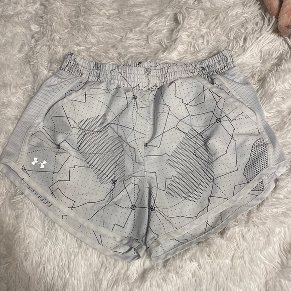 White And Black Under Armour Running Shorts - Picture 1 of 2